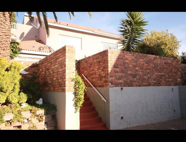 2 BEDROOM APARTMENT FOR SALE IN KENSINGTON